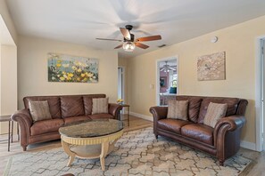 Smart TV, libros, videoteca y estéreo 