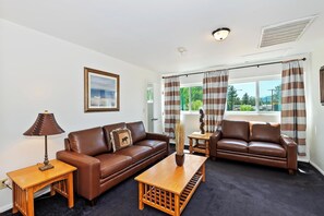 Televisio, takka, DVD-soitin, pöytäjalkapallopöytä