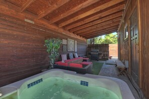 Terrace/patio - Lake and Village Lodge by Destination Big Bear : Walk to Village & Lake! Game Room! 6 Bedrooms! 4 Bathrooms! (Big Bear Lake)