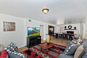 Una televisión, una chimenea, un reproductor de DVD, un futbolín