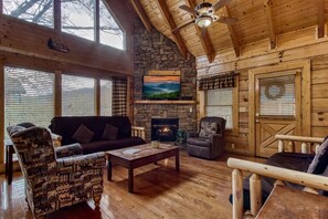 Televisio, takka, DVD-soitin, pöytäjalkapallopöytä