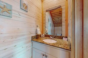 Combined shower/tub, towels