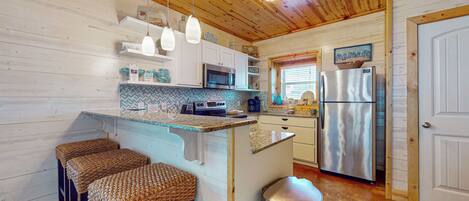 Een koelkast, een microgolfoven, een oven, een kookplaat