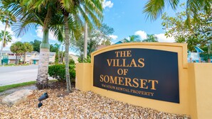 Een bordje voor het vakantiehuis 'The Villas of Somerset'.