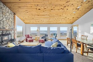 Televisión y chimenea