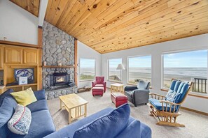 Televisión y chimenea