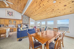 Dining - la Playa Luna-Family sized beachfront home (Cloverdale)