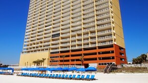 Un hôtel de grande hauteur doté de nombreux balcons et situé en bord de mer.