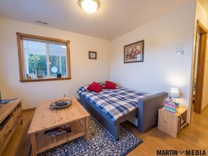 2 bedrooms, iron/ironing board, travel cot, WiFi - Family vacation destination! Lake activities and game house! (Kenai)
