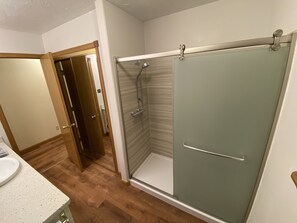 Douche, sèche-cheveux, serviettes fournies, savon