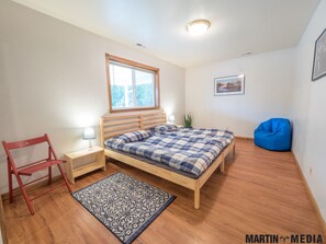 2 bedrooms, iron/ironing board, travel cot, WiFi