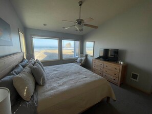 3 bedrooms, WiFi, bed sheets - At Last, direct beach access, wall of windows. (Pacific City)