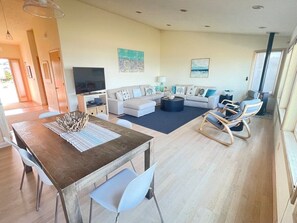 Smart TV, chimenea, reproductor de DVD y futbolito 