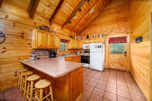 Fridge, microwave, oven, stovetop - ERN812 - Eagles Perch-2bd 2.5bth in Pigeon Forge! (Pigeon Forge)