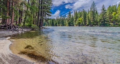 Light-filled cathedral ceiling home with territorial view, W/D, AC, dog-friendly
