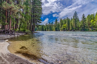 Light-filled cathedral ceiling home with territorial view, W/D, AC, dog-friendly
