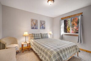 3 bedrooms, iron/ironing board, Internet, bed sheets