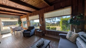 Smart-TV, Kamin, Bücher