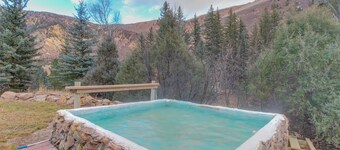 Cabane Riverside avec bains à remous partagés, ski à proximité, pêche, et bien plus encore!