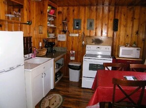 Kylskåp, mikrovågsugn, ugn och spishäll