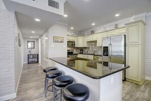 Kjøleskap, mikrobølgeovn, ovn og kokeplater