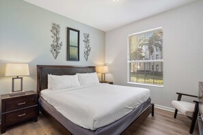 2 slaapkamers, een bureau, een strijkplank/strijkijzer, reisbedje