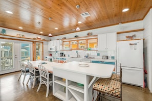 Fridge, microwave, oven, stovetop - Tropical home has 3 comfortable bedrooms and 3 full baths. Screened in porch! Ch (Port Aransas)