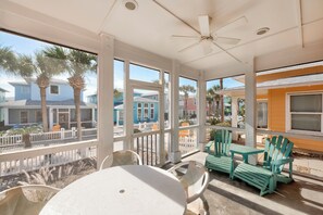 Outdoor dining - Tropical home has 3 comfortable bedrooms and 3 full baths. Screened in porch! Ch (Port Aransas)