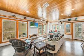 TV - Tropical home has 3 comfortable bedrooms and 3 full baths. Screened in porch! Ch (Port Aransas)