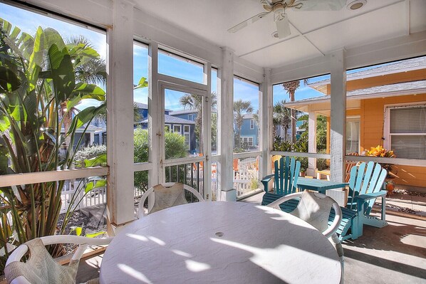 Dining - Amazing home, 2 Heated Pools, Gated Subdivision! Close to the Beach! (Port Aransas)