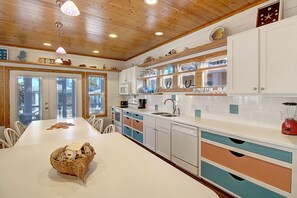 Fridge, microwave, oven, stovetop - Tropical home has 3 comfortable bedrooms and 3 full baths. Screened in porch! Ch (Port Aransas)