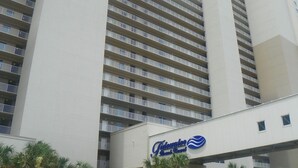 Un hotel di grandi dimensioni con un cartello ben visibile per 'Tidewater Bank Center'.