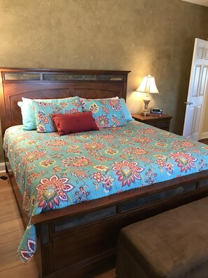 2 slaapkamers, een strijkplank/strijkijzer, gratis wifi, beddengoed