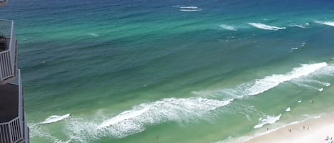 Sulla spiaggia, lettini da mare