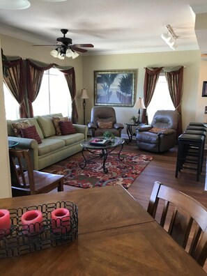 Een smart-tv en een dvd-speler