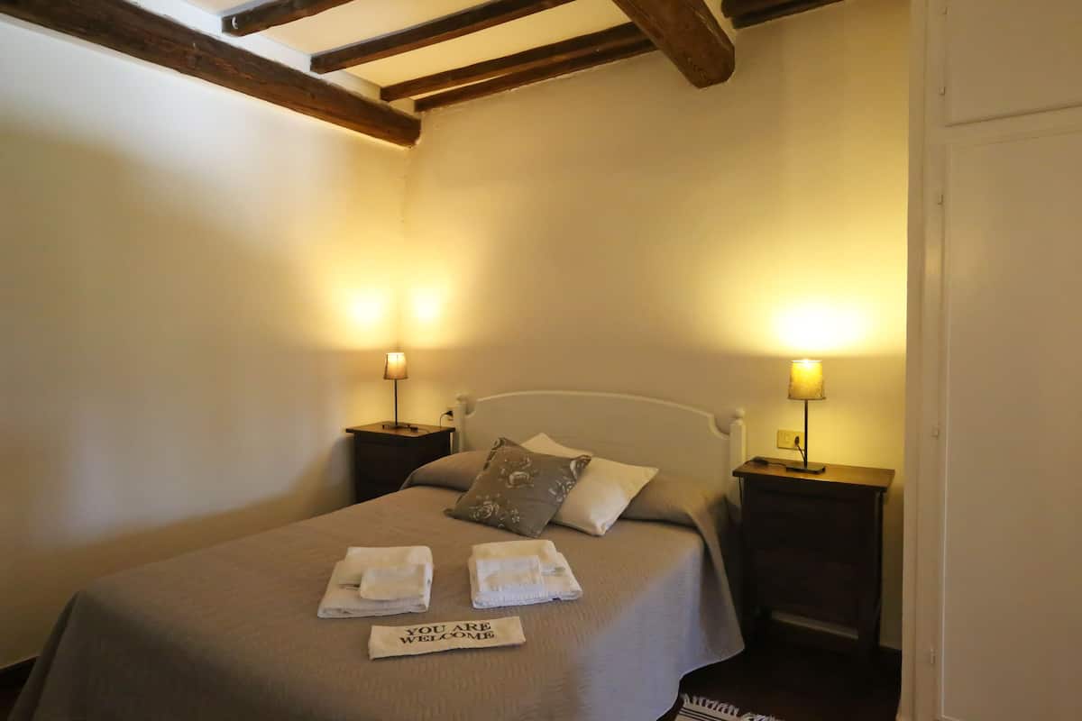 1 bedroom, down duvets, desk, free WiFi