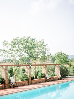 حمّام سباحة خارجي موسمي، مظلات على حمّام السباحة، مقاعد للتشمس