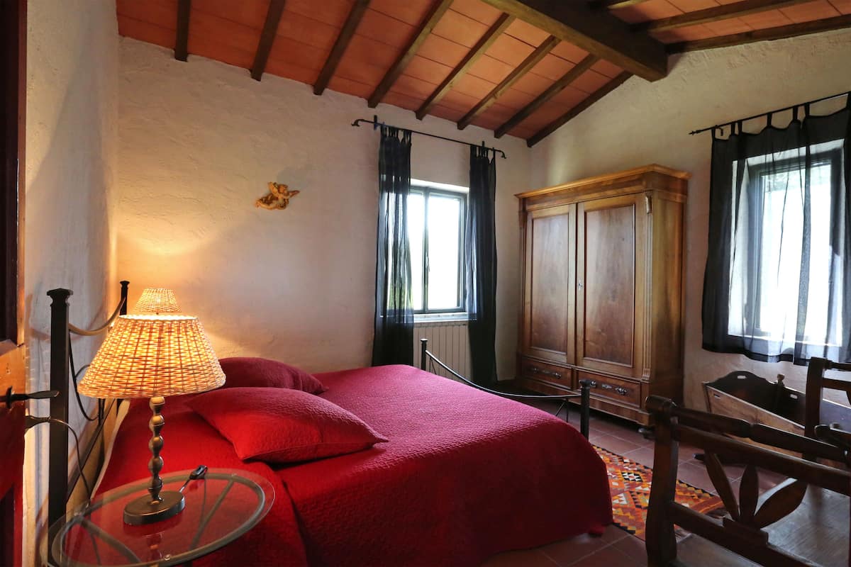 1 bedroom, down duvets, desk, free WiFi