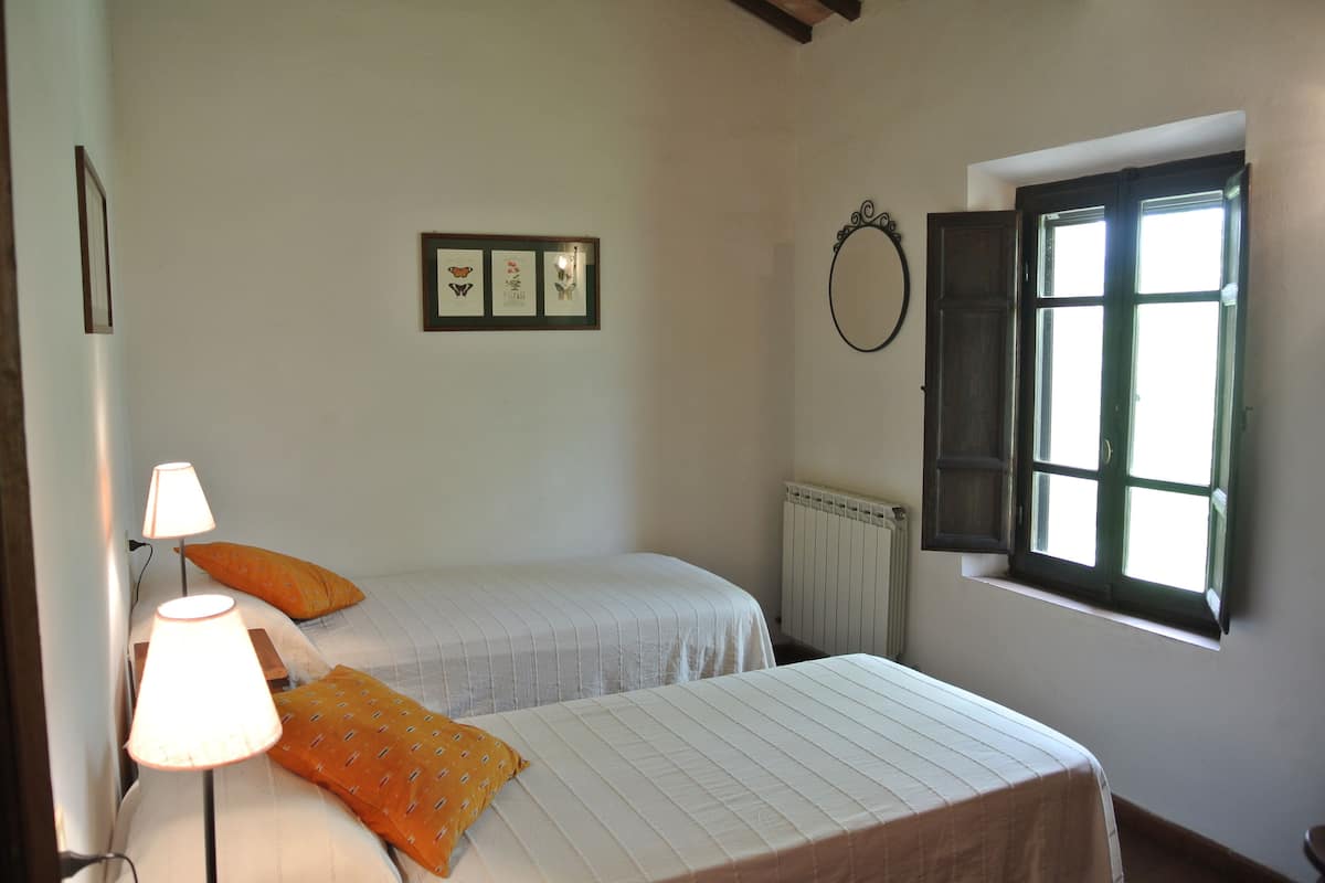 1 bedroom, down duvets, desk, free WiFi