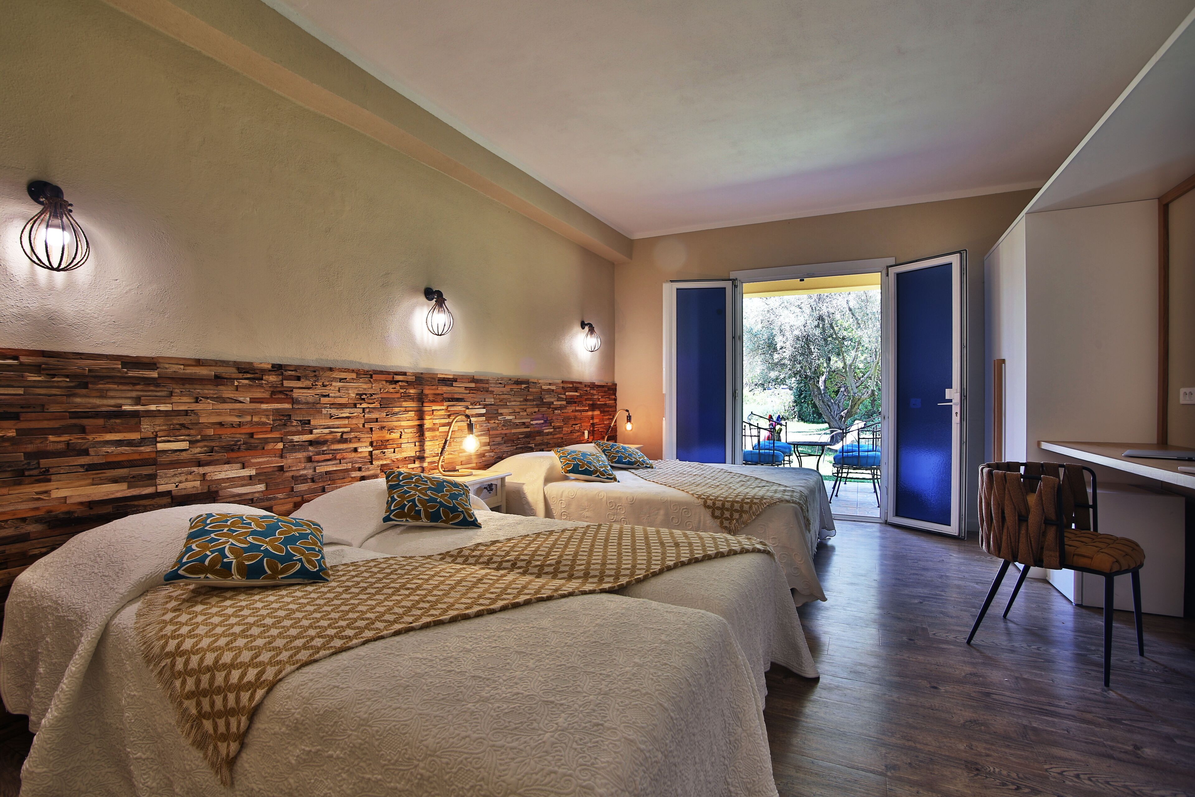 quadruple room | 1 bedroom, minibar, individually decorated, individually furnished