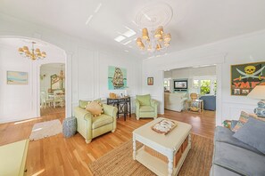 Smart TV, books - Hogfish: Stunning Southern-style large family home, minutes from Tampa Bay (Anna Maria)