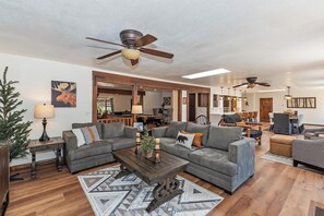 Una televisión, una chimenea, un reproductor de DVD, un futbolín