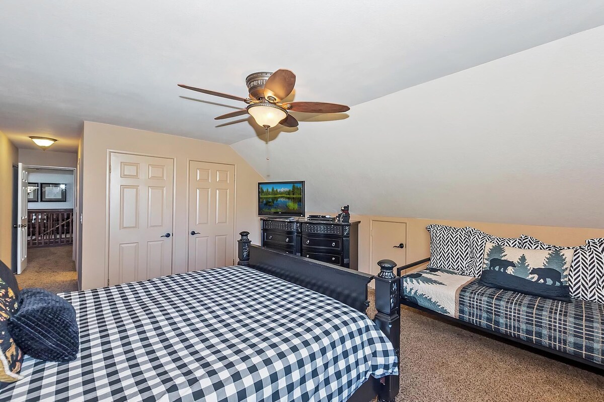 Photo 43 of Dreamwood Lodge by Destination Big Bear : Close to Bear Mountain! Movie Theater! 3 En-Suite Bedrooms!