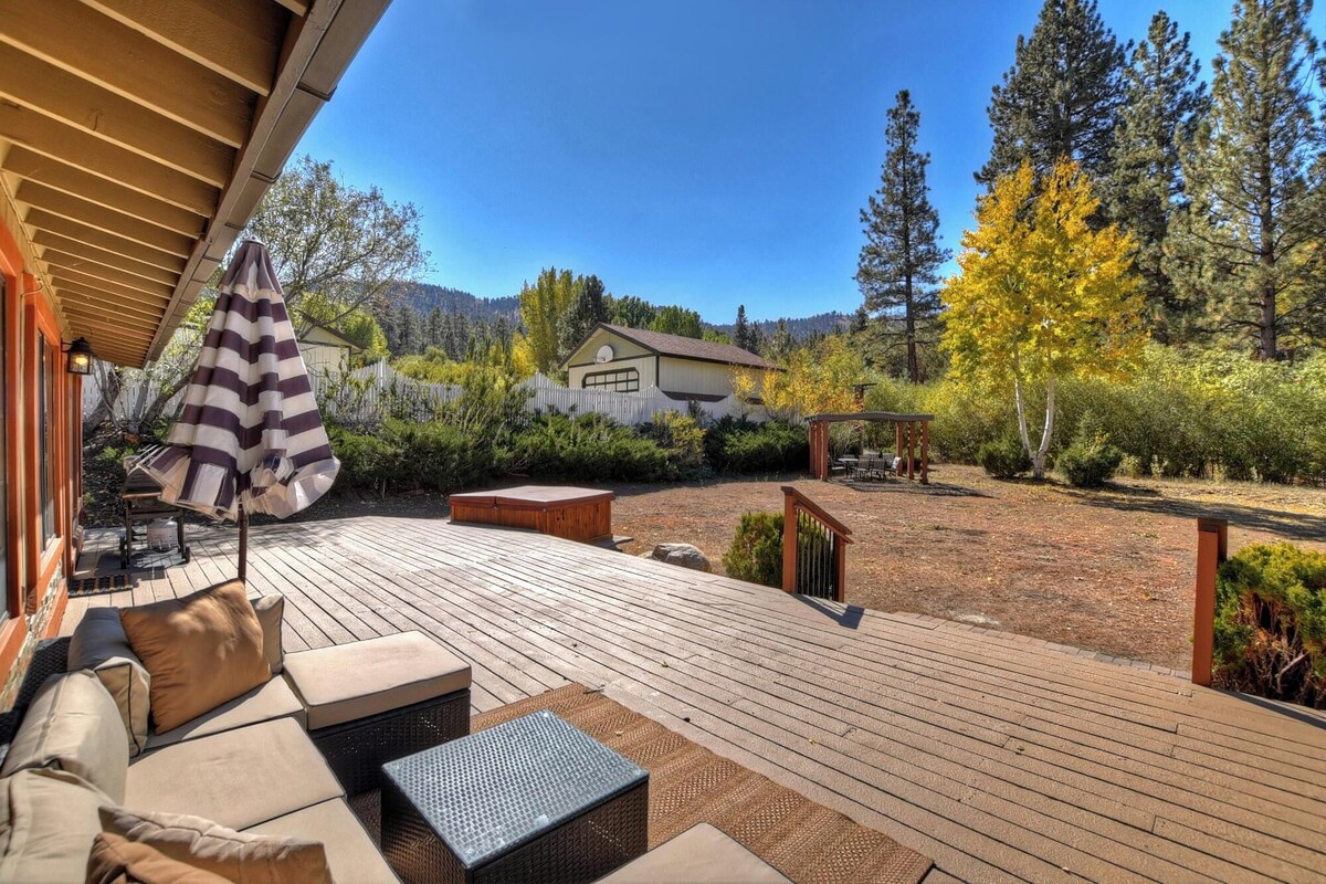 Photo 56 of Dreamwood Lodge by Destination Big Bear : Close to Bear Mountain! Movie Theater! 3 En-Suite Bedrooms!