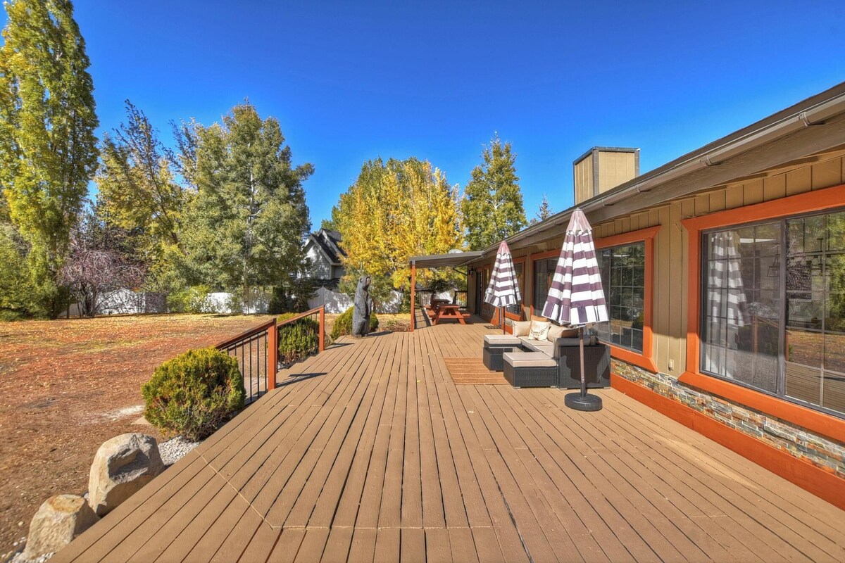 Photo 65 of Dreamwood Lodge by Destination Big Bear : Close to Bear Mountain! Movie Theater! 3 En-Suite Bedrooms!