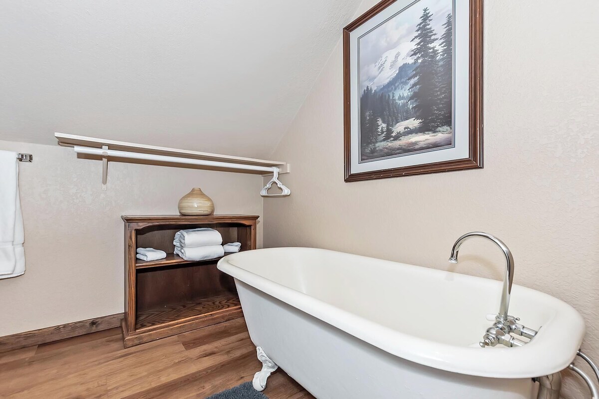 Photo 41 of Dreamwood Lodge by Destination Big Bear : Close to Bear Mountain! Movie Theater! 3 En-Suite Bedrooms!