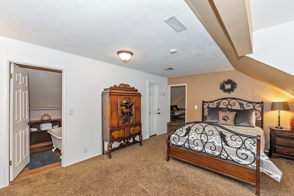 Photo 42 of Dreamwood Lodge by Destination Big Bear : Close to Bear Mountain! Movie Theater! 3 En-Suite Bedrooms!
