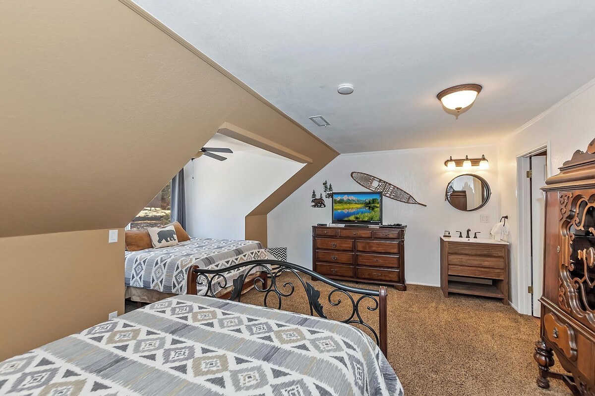 Photo 38 of Dreamwood Lodge by Destination Big Bear : Close to Bear Mountain! Movie Theater! 3 En-Suite Bedrooms!
