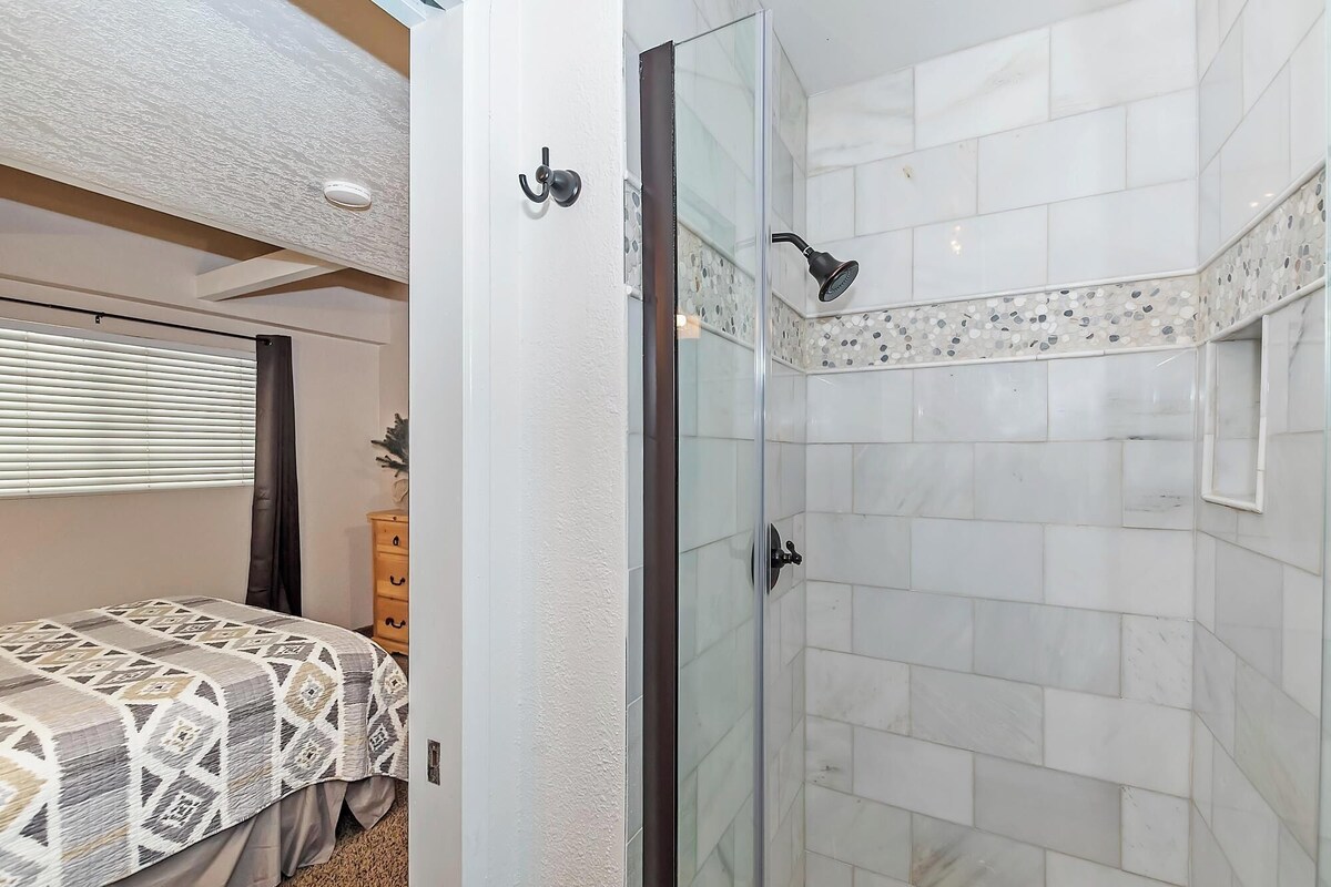 Photo 36 of Dreamwood Lodge by Destination Big Bear : Close to Bear Mountain! Movie Theater! 3 En-Suite Bedrooms!