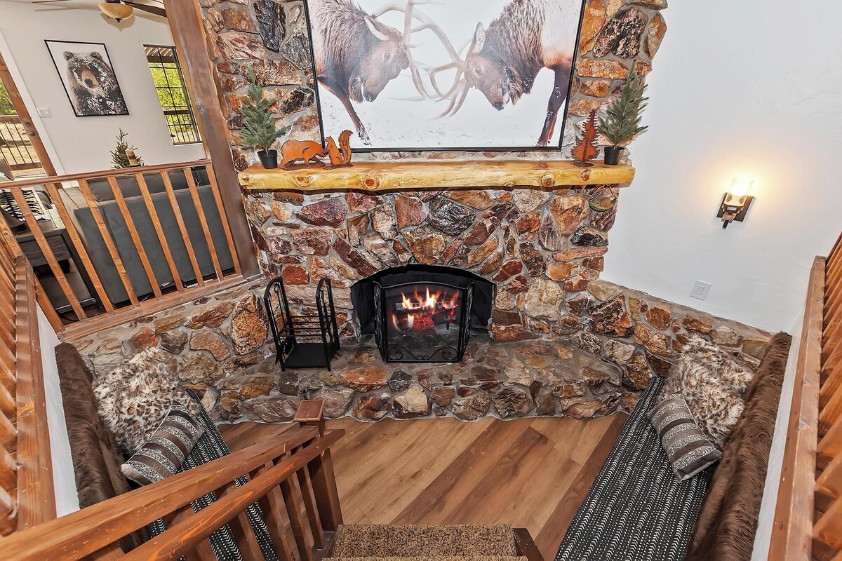 Photo 10 of Dreamwood Lodge by Destination Big Bear : Close to Bear Mountain! Movie Theater! 3 En-Suite Bedrooms!